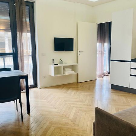 Sky View -Porta Nuova- Appartamento 2 Con Balcone Мілан Екстер'єр фото